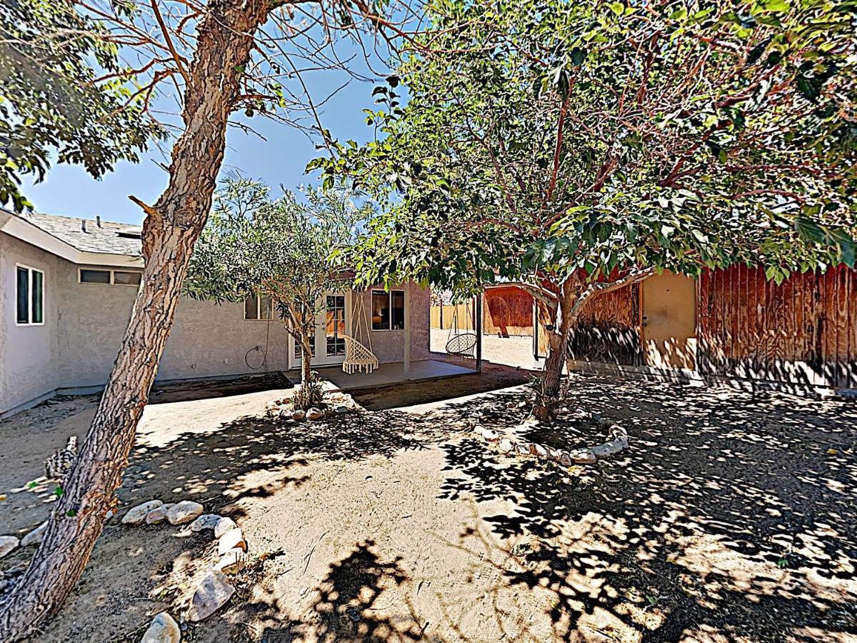 Rawhide Ranch - Walk To Pappy And Harriet'S With Hot Tub! Home Yucca Valley Buitenkant foto