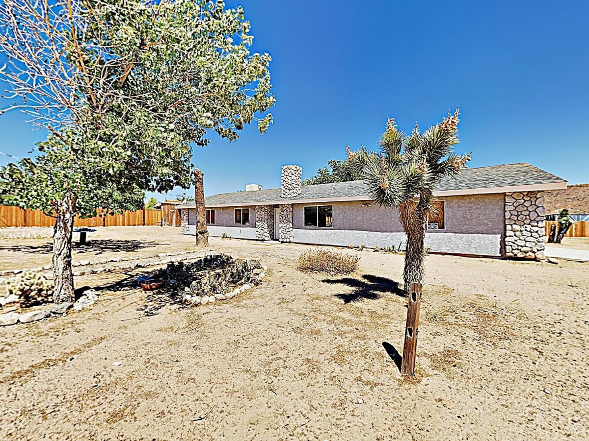 Rawhide Ranch - Walk To Pappy And Harriet'S With Hot Tub! Home Yucca Valley Buitenkant foto